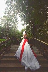 Белоснежное свадебное платье с красным акцентом!
